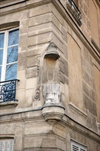 France, Paris 4e, ile saint Louis, quai d'Anjou, rue le regrattier, sculpture dans l'angle de l'immeuble, femme sans tete,