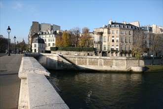 France, Paris 4e, ile saint Louis, depuis le pont de sully, quai d'Anjou, hotel Lambert le Seine,