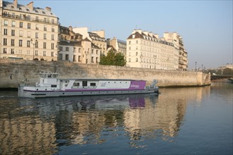 France, Paris 4e, ile de la cite, quai aux fleurs depuis la pointe de l'ile saint louis, peniche jc decaux sur la Seine,