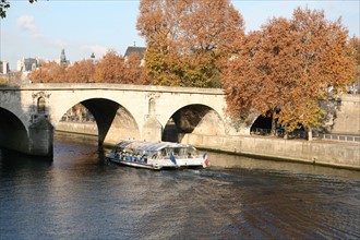 France, Paris 4e, ile saint Louis, pont marie depuis le quai 'Anjou, Batobus