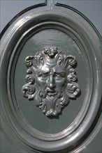 France, Paris 4e, ile saint Louis, hotel lambert, detail d'une porte donnant sur le quai d'anjou, visage, figure, mascaron,