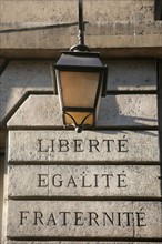 France, Paris 3e, le marais, rue des francs bourgeois, facade du credit municipal, liberte, egalite, fraternite, lampadaire,