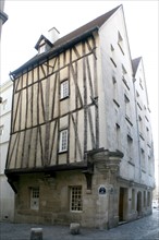 France, Paris 4e, le marais, rue du grenier sur l'eau, maison a pans de bois et encorbellement, colombage,