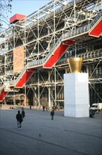 France, Paris 4e, beaubourg, centre Pompidou, parvis, facade, architectes richard rogers et renzo piano, pot de jean pierre raynaud,