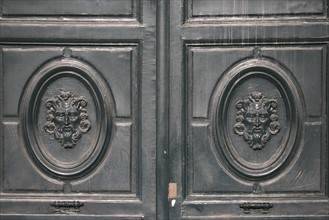 France, Paris 4e, ile saint Louis, hotel lambert, detail des portes donnant sur le quai d'anjou, visages, figures, mascarons,