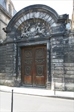 France, Paris 4e, le marais, rue vieille du temple, hotel Amelot de bisseul, aussi nomme hotel des ambassadeurs de hollande, detail portail,