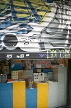 france, Paris 4e, le Marais - rue du roi de sicile, boutique, rideau de fer, graffiti, tags,