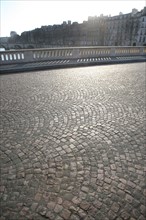 France, Paris 4e arrondissement, pont louis philippe, paves, rue vide de vehicules, circulation, voirie, balustrade, ile saint louis,