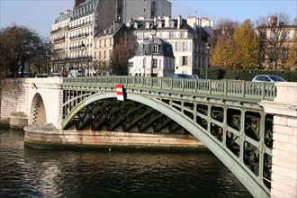 France, Paris 4e, ile saint Louis - pont de sully, Seine, quai Henri IV, tablier metallique,
