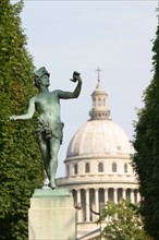 France, Paris 5e, jardin du Luxembourg, allee du parc, detail sculpture, coupole du pantheon au fond