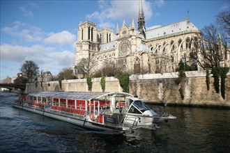 France, Paris 4e, ile de la cite, bateau Parisien de tourisme au pied de la cathedrale Notre-Dame, la Seine,