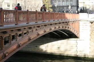 France, Paris 5e, pont au double, tablier metallique, au pied de notre dame de Paris, passants, Seine,
