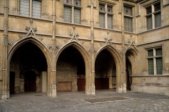 France, Paris 5e, hotel de cluny, musee du moyen age, cour d'honneur, 6 place painleve, rue du sommerard, arcades, art gothique