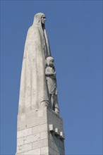 France, Paris 5e, pont de la tournelle, Seine, arche, statue, detail, sculpture.
Statue de sainte Genevieve sculptee par Paul Landowski en 1928.
