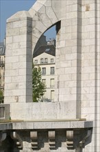 France, Paris 5e, pont de la tournelle, Seine, arche, statue, quai de bethune, ile saint louis.
Contrefort soutenant la statue de sainte Genevieve sculptee par Paul Landowski en 1928.