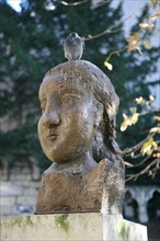 France, Paris 6e, Saint-Germain des pres, square laurent prache, buste de Dora Maar par Picasso "la poesie", pigeons