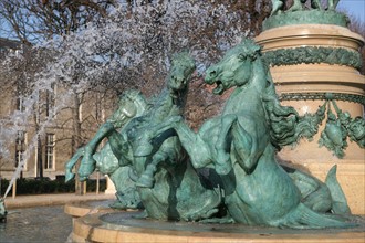 France, Paris 6e, avenue de l'observatoire, fontaine Carpeaux, les quatre parties du monde, chevaux de Fremier et globe de Legrain (1867)