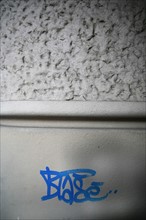 France, Paris 6e, rue vavin, mur, salete, graffiti, tags,