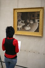 France, Paris 7e, musee d'Orsay, quai Anatole france, visiteuse japonaise devant une toile de degas,