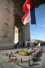 France, Paris 8e, arc de triomphe, place de l'etoile, patriotisme, drapeau bleu blanc rouge, commemoration du 11 novembre, flamme du soldat inconnu