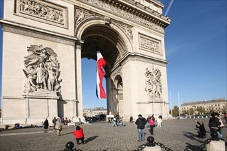 France, Paris 8e, arc de triomphe, place de l'etoile, patriotisme, bleu blanc rouge, commemoration du 11 novembre, drapeau,