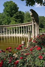 France, Paris 8e, parc Monceau, jardin, la naumachie, colonnade autour du plan d'eau, rosiers,