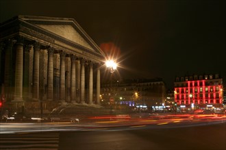 France, Paris 8e, place de la Madeleine, nuit, eglise, circulation automobile,
