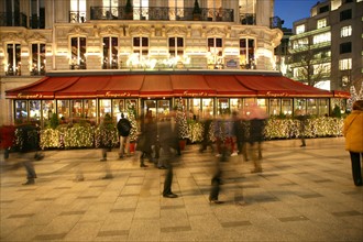 France, Paris 8e, avenue des champs Elysees, nuit, passants devant le Fouquet's barriere,