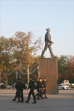 France, Paris 8e, avenue des champs elysees, place clemenceau, statue hommage au general de gaulle, sculpteur jean cardot,