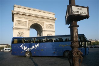 France, Paris 8e, arc de triomphe, place de l'etoile, avenue des champs elysees, place charles de gaulle, circulation, autobus de tourisme,