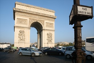 France, Paris 8e, arc de triomphe, place de l'etoile, avenue des champs elysees, place charles de gaulle, circulation automobile,