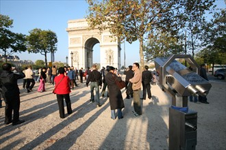 France, Paris 8e arc de triomphe et avenue des champs elysees, touristes, longue vue,