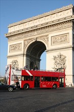 France, Paris 8e -avenue des champs elysees- arc de triomphe - place charles de gaulle etoile, bus a imperiale, tourisme,
