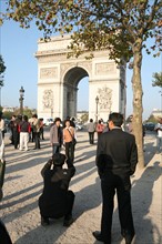France, Paris 8e, arc de triomphe et avenue des champs elysees, touristes,