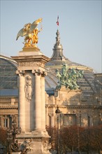 France, Paris 8e/7e arrondissement, pont Alexandre III, detail sculpture bronze dore, renommee de l'agriulture, sculpteur gustave michel, verriere du grand palais,