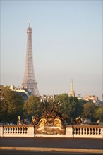France, Paris 8e/7e arrondissement, pont Alexandre III, detail sculpture bronze dore, les nymphes de la Seine, Tour Eiffel au fond,
