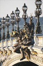 France, Paris 8e/7e arrondissement, pont Alexandre III, detail sculpture bronze, les nymphes de la Seine, tablier centre du pont,