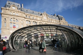 France, Paris 8e, gare saint lazare, cour de rome, l'edicule de verre realise par Jean-Marie Charpentier, passants,