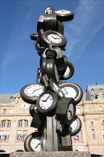 France, paris 8e, gare saint lazare, cour de rome, cour du havre, l'heure de tous, sculpture, d'Arman (1985)