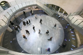 France, Paris 8e, gare saint lazare - mouvements de voyageurs dans la station de metro renovee en 2006, escalators,