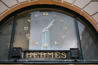 France, Paris 8e, boutique de luxe, rue du faubourg saint honore, Hermes, horloge,