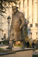 France, Paris 8e, statue devant le Petit Palais - avenue Winston Churchill, sculpure, bronze, oeuvre de jean cardot,