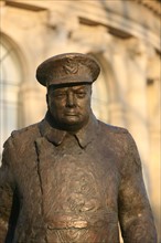 France, Paris 8e, statue devant le Petit Palais - avenue Winston Churchill, sculpure, bronze, oeuvre de jean cardot,