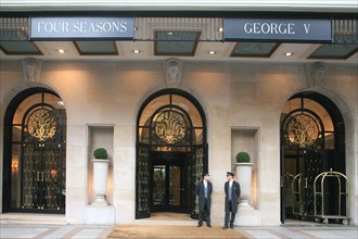 France, Paris 8e, porte de l'hotel George V four seasons, avenue George V