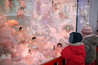 France, Paris 9e, 40 bd Haussmann, Galeries Lafayette, noel 2007, enfants a la vitrine, animations, poupees,