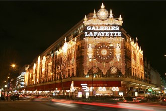 France, Paris 9e Galeries Lafayette, commerce, boulevard Haussmann, grands magasins illumines pour les fetes de noel, 2007,