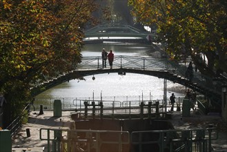 France, Paris 10e, canal saint martin, ponts, passerelles, arbres, atomne, passants,