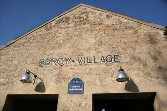 France, Paris 12e, Bercy Village, cour saint emilion, anciens entrepots pour le vin, centre commercial,