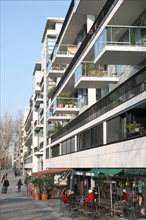 France, Paris 12e, immeuble en bordure du parc de Bercy, balcons,