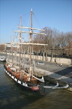 France, Paris 12e, la Seine, navire La Boudeuse amarre quai de Bercy